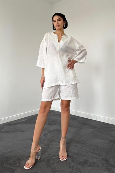 Beyaz Şort Ve Üst Takım - صورة 1