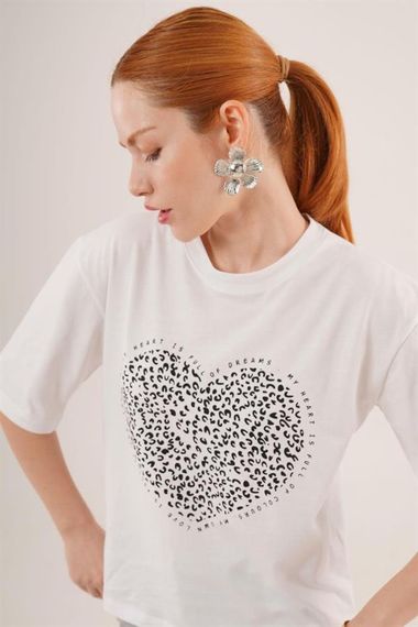 Kalp Baskılı Crop Beyaz Tişört - fotoğraf 3