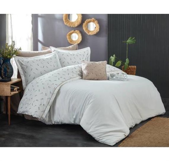 Комплект постельного белья Alesta из мягкого сатина на двуспальную кровать цвета визон с вышивкой цветов и качественными материалами