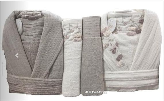 طقم روب عائلة 6 قطع بمادة قطنية في لون البيج والكريمي يشمل 2 روب و4 مناشف عالية الامتصاص