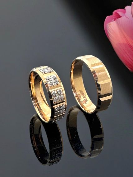 Обручальное кольцо из 14-каратного золота ручной работы с бриллиантом и закрепочным камнем - фото 2