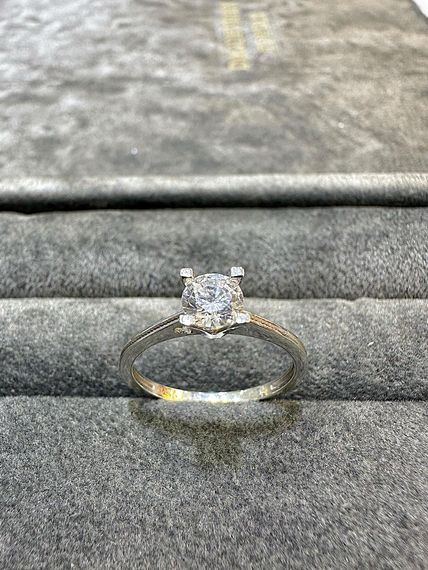 Кольцо-пасьянс из белого золота с классическим бриллиантом в форме сердца диаметром 5 мм - фото 3