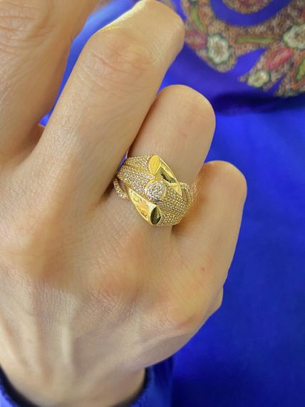 Золотий кільце з багатошаровим дизайном та цирконієм, 8 каратове золото, вага 3,00 г, жовте золото, українське виробництво