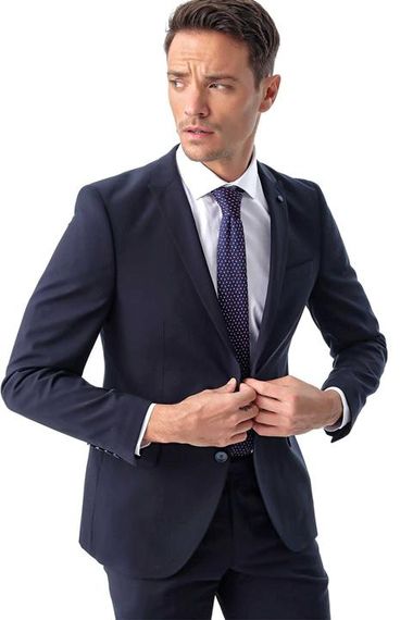 Чоловічий класичний синій slim fit діловий костюм з подвоєними розрізами - фото 4