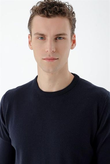 Чоловіча трикотажна кофта темно-синього кольору з круглим вирізом та динамічною посадкою - фото 4