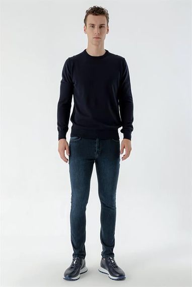 Чоловіча трикотажна кофта темно-синього кольору з круглим вирізом та динамічною посадкою - фото 5