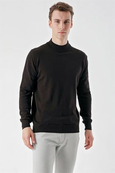Чорний чоловічий трикотажний светр з напівкруглим коміром та динамічною посадкою - фото 2