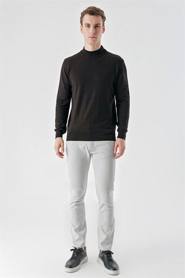 Чорний чоловічий трикотажний светр з напівкруглим коміром та динамічною посадкою - фото 5