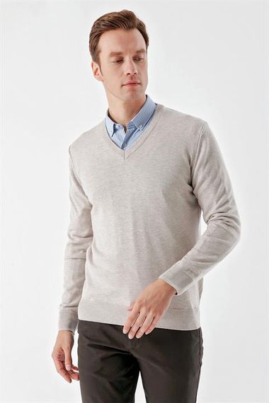 Мужской бежевый базовый трикотаж с V-образным вырезом и динамичной посадкой - фото 3