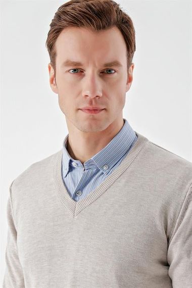 Мужской бежевый базовый трикотаж с V-образным вырезом и динамичной посадкой - фото 4