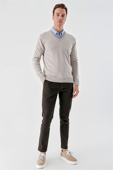 Мужской бежевый базовый трикотаж с V-образным вырезом и динамичной посадкой - фото 5