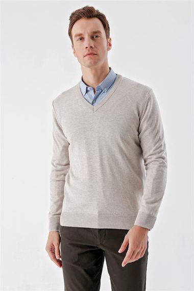 Мужской бежевый базовый трикотаж с V-образным вырезом и динамичной посадкой - фото 2