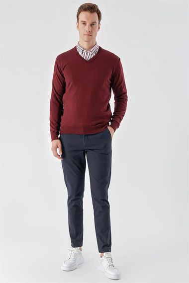 ملابس تريكو مريحة للرجال من Morven بلون أحمر داكن أساسية ورقبة على شكل حرف V ومقاس ديناميكي - صورة 5