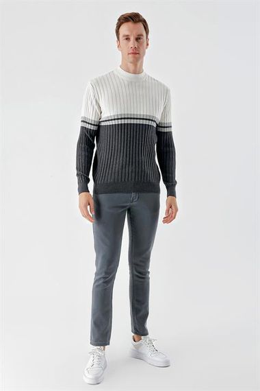 Мужской антрацитовый свитер с панелями, воротником-бато и динамичным облегающим кроем, 50% хлопок, 50% акрил, длинный рукав - фото 5