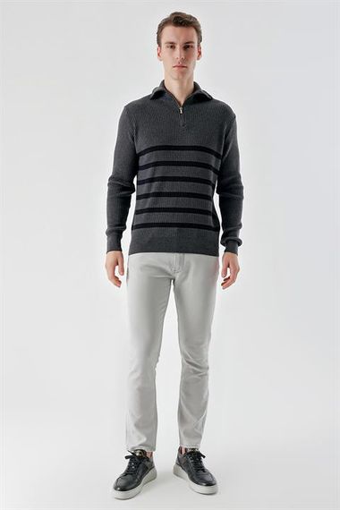 Чоловіча антрацитова стильною смугастою кофтою з комірцем, застібкою на блискавці та динамічною посадкою - фото 5