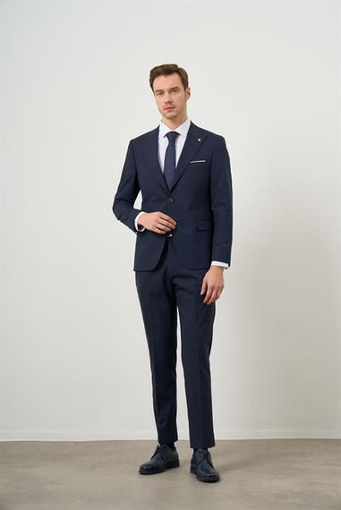 بدلة Morven الرجالية من الصوف باللون الأزرق الداكن والبلاتينيوم ونمط سادة بقصة ضيقة وياقة مدببة - صورة 1
