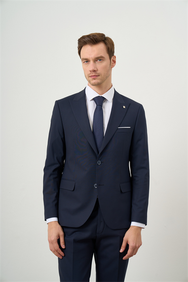 بدلة Morven الرجالية من الصوف باللون الأزرق الداكن والبلاتينيوم ونمط سادة بقصة ضيقة وياقة مدببة - صورة 4