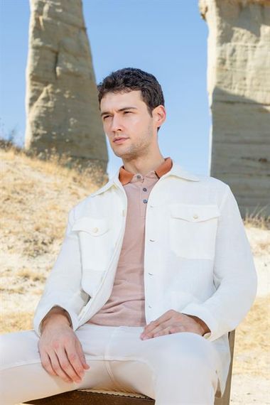 Чоловіча бежева лляна сорочка-мантия Morven з динамічним кроєм, довгими рукавами та кишенею, без підкладки, доступна в розмірах S, XS, M, L - фото 2