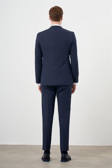 Темно-синий мужской костюм с зауженным силуэтом и острым воротником, из шерсти и полиэстера, с карманами и пуговицами - фото 5
