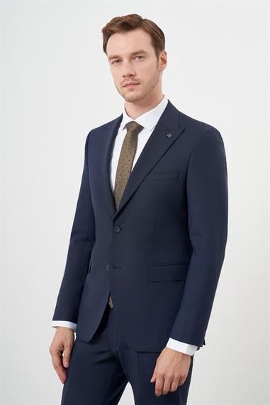 Темно-синий мужской костюм с зауженным силуэтом и острым воротником, из шерсти и полиэстера, с карманами и пуговицами - фото 4