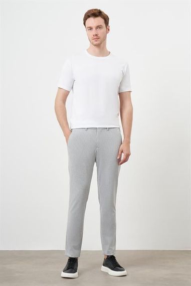 Чоловічі сірі брюки в смужку slim fit з полівіскону - фото 5