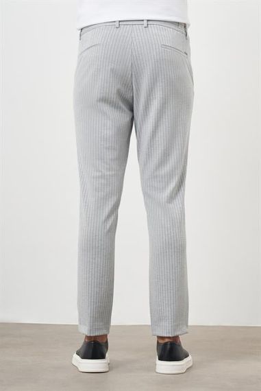 Чоловічі сірі брюки в смужку slim fit з полівіскону - фото 3