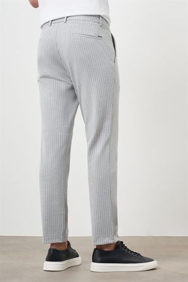 Чоловічі сірі брюки в смужку slim fit з полівіскону - фото 4