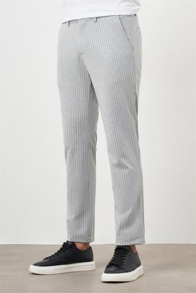 Чоловічі сірі брюки в смужку slim fit з полівіскону - фото 2