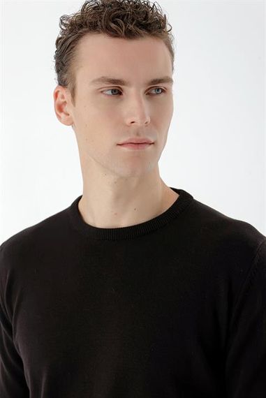 Мужской черный базовый трикотаж с круглым вырезом Dynamic Fit свободного кроя - фото 4