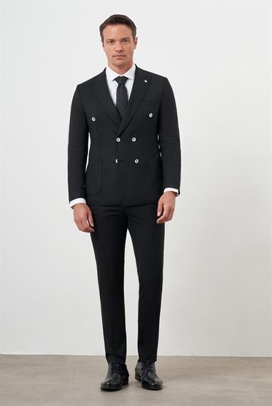 Мужской черный поливискозный стильный пиджак slim fit с острым воротником и двойным разрезом - фото 1