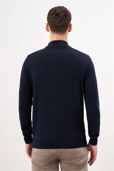 سويت شيرت رجالي بعنق نصف سمكة أزرق داكن بقصة ديناميكية ومريحة 50% قطن 50% أكريليك بأكمام طويلة - صورة 5