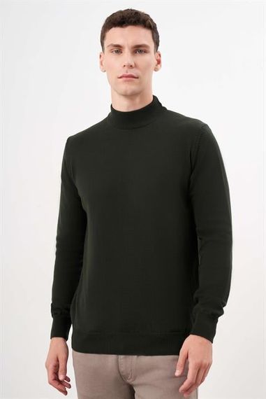 سويتر رجالي بلون هاكي بياقة نصفية مريحة بقصة ديناميكية مصنوعة من 50% قطن و50% أكريليك - صورة 2