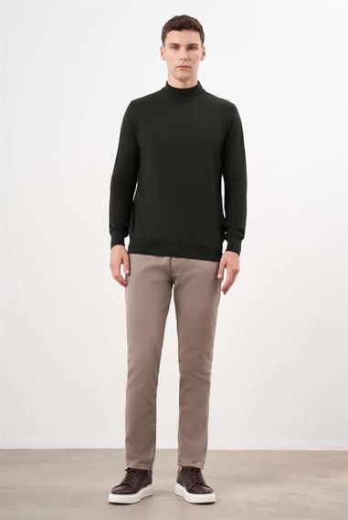 سويتر رجالي بلون هاكي بياقة نصفية مريحة بقصة ديناميكية مصنوعة من 50% قطن و50% أكريليك - صورة 3