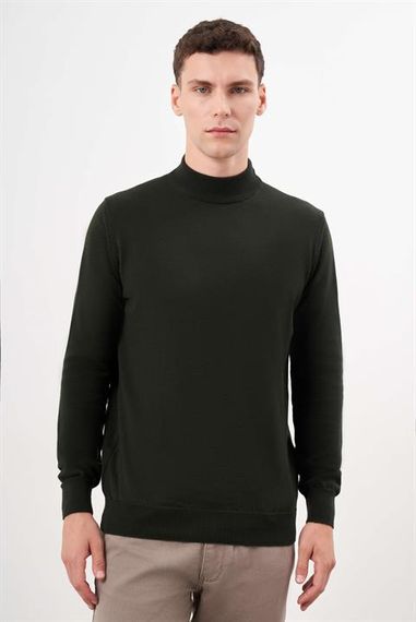 سويتر رجالي بلون هاكي بياقة نصفية مريحة بقصة ديناميكية مصنوعة من 50% قطن و50% أكريليك - صورة 1