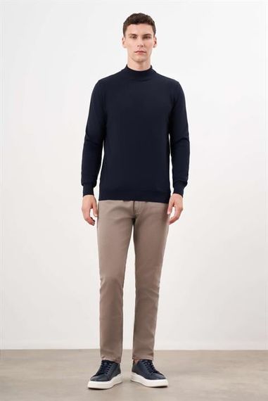 سويت شيرت رجالي بعنق نصف سمكة أزرق داكن بقصة ديناميكية ومريحة 50% قطن 50% أكريليك بأكمام طويلة - صورة 4