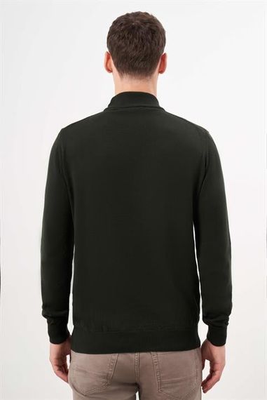 سويتر رجالي بلون هاكي بياقة نصفية مريحة بقصة ديناميكية مصنوعة من 50% قطن و50% أكريليك - صورة 5