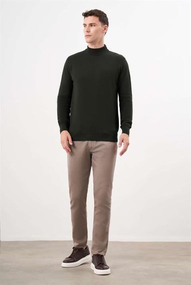 سويتر رجالي بلون هاكي بياقة نصفية مريحة بقصة ديناميكية مصنوعة من 50% قطن و50% أكريليك - صورة 4