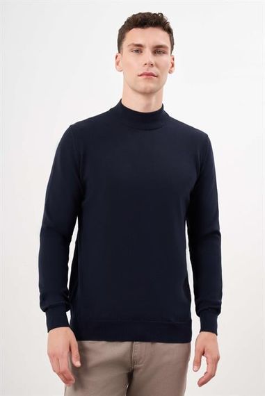 سويت شيرت رجالي بعنق نصف سمكة أزرق داكن بقصة ديناميكية ومريحة 50% قطن 50% أكريليك بأكمام طويلة - صورة 2