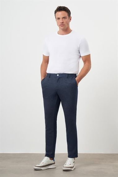 Чоловічі темно-сині спортивні брюки слім-фіт з дизайном і боковими кишенями - фото 5