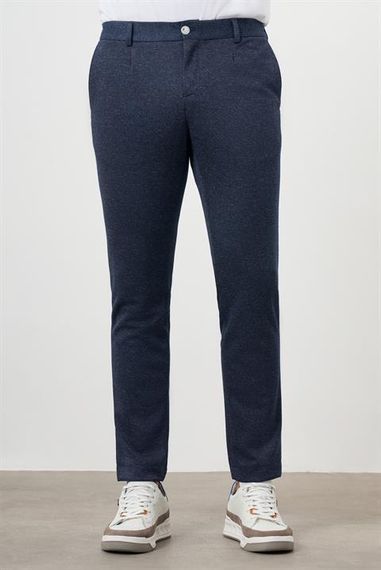 Чоловічі темно-сині спортивні брюки слім-фіт з дизайном і боковими кишенями - фото 1