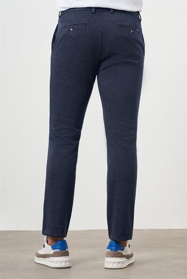 Чоловічі темно-сині спортивні брюки слім-фіт з дизайном і боковими кишенями - фото 3