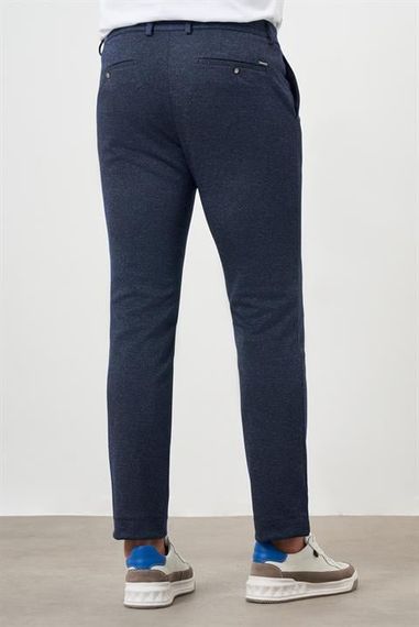 Чоловічі темно-сині спортивні брюки слім-фіт з дизайном і боковими кишенями - фото 4