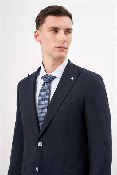 Чоловічий синій полівіскозний костюм зі струнким кроєм та одною гудзиковою такожкою - фото 4