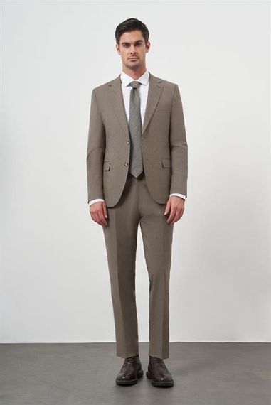 بدلة رسمية للرجال بنمط رفيع بقصّة مميزة بلون بني مع ياقة عالية ومزيج من القطن والبوليستر  تضم تفاصيل رائعة وصدرية مبطنة - صورة 4