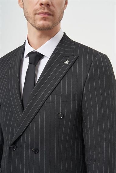 بدلة رجال عصرية رمادية اللون بقصة ضيقة ياقة حادة مصنوعة من البولي فيسكوز مع جيوب ونمط مزود ببطانة كاملة - صورة 4