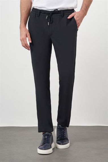 Мужские трендовые темно-синие джоггеры с тонкой посадкой и боковыми карманами - фото 2