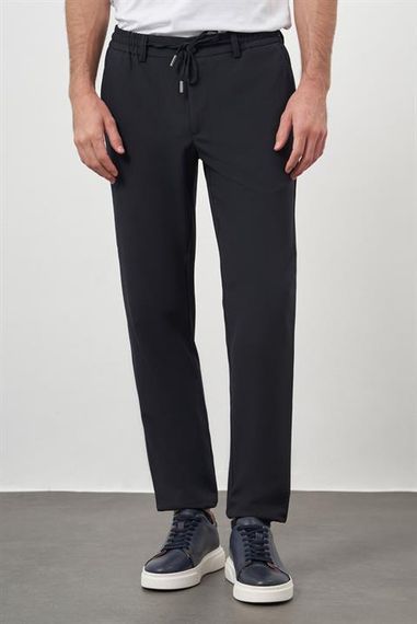 Мужские трендовые темно-синие джоггеры с тонкой посадкой и боковыми карманами - фото 1