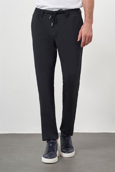Мужские трендовые темно-синие джоггеры с тонкой посадкой и боковыми карманами - фото 3