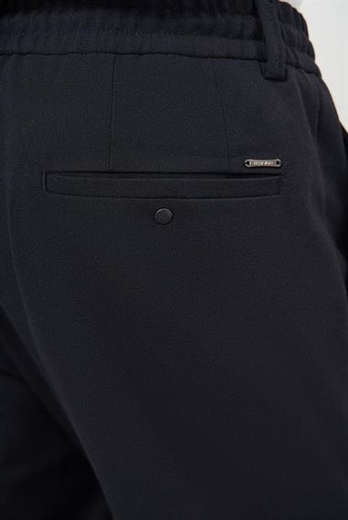 Мужские трендовые темно-синие джоггеры с тонкой посадкой и боковыми карманами - фото 4