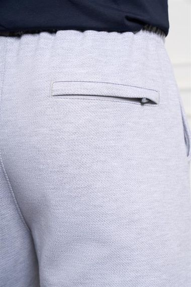 Чоловічі сірі штани-джоггери Slim Fit з еластичним поясом, боковими кишенями, без підкладки для щоденного використання - фото 4